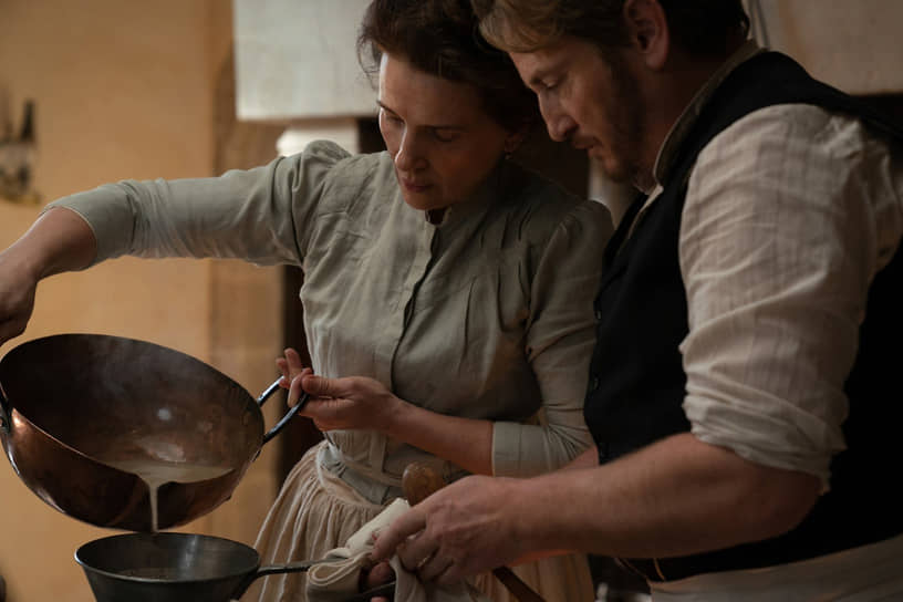 В кухонных трудах Эжени (Жюльетт Бинош) и Буффана (Бенуа Мажимель) любовь идет рука об руку с кулинарным искусством