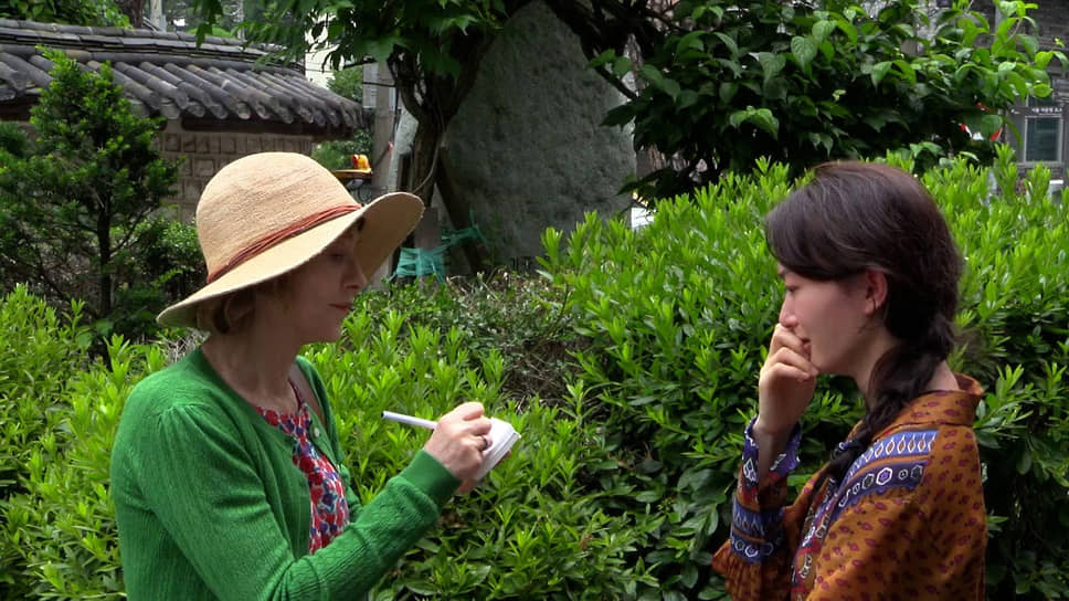 В обманчиво наивном мире фильма «Нужды путешественника» Изабель Юппер (слева) досталась роль своенравной девчонки