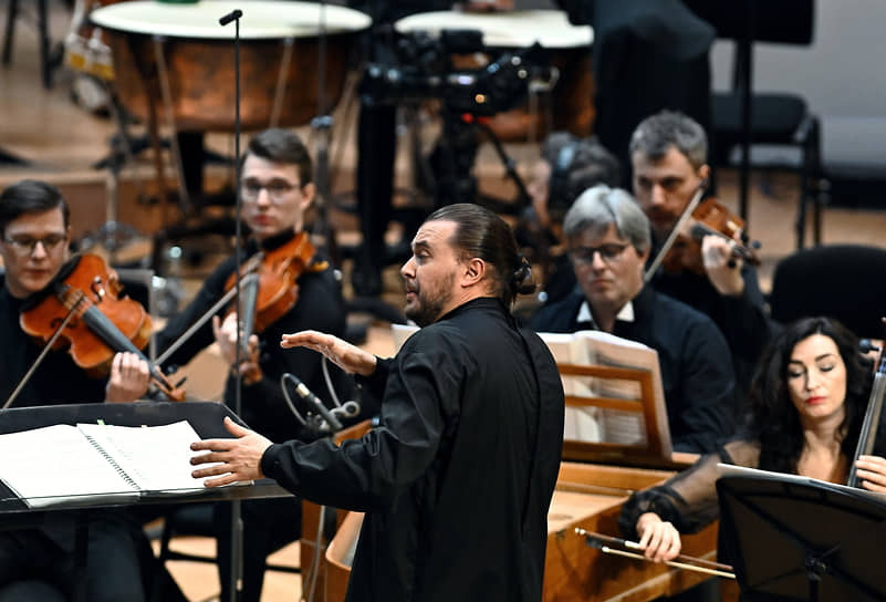 Дирижер Дмитрий Синьковский и оркестр La Voce Strumentale освоили моцартовскую ориенталистику весело и изысканно