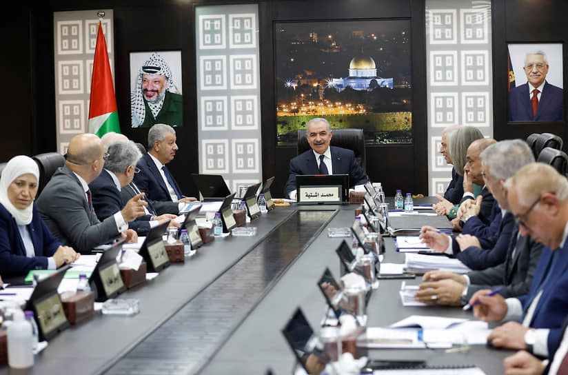 Премьер-министр Палестины Мохаммад Штайе (в центре) на заседании кабинета министров, 26 февраля