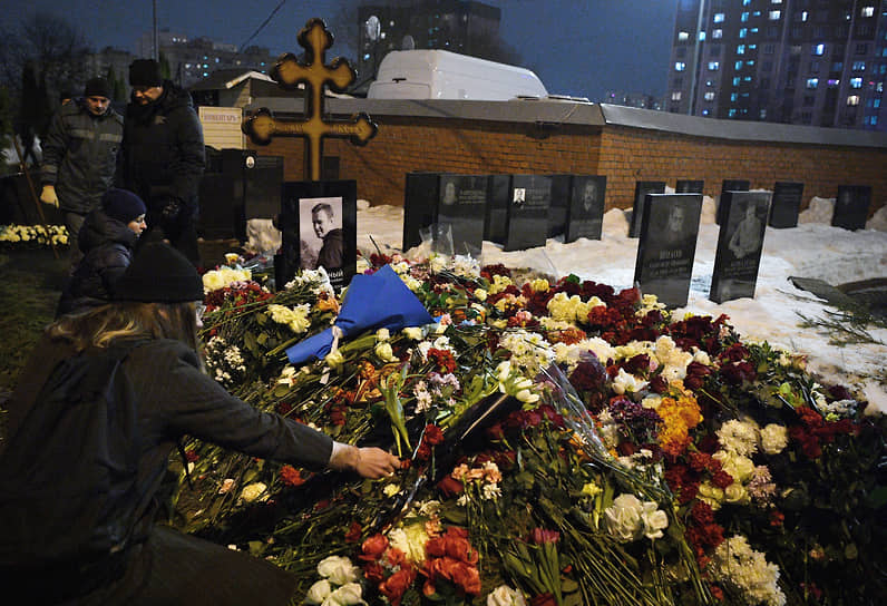 Политика Алексея Навального похоронили на Борисовском кладбище