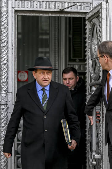 В понедельник утром в здании МИД РФ на Смоленской площади побывал посол Германии в России Александр Ламбсдорф