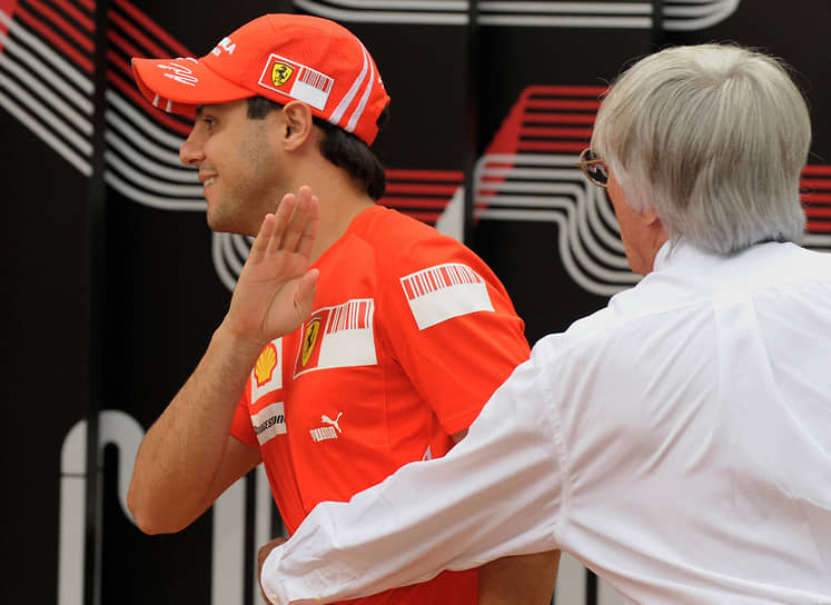Бывший гонщик Ferrari Фелипе Масса (слева) уверен, что действия бывшего генерального менеджера «Формулы-1» Берни Экклстоуна стоили ему чемпионского титула в 2008 году