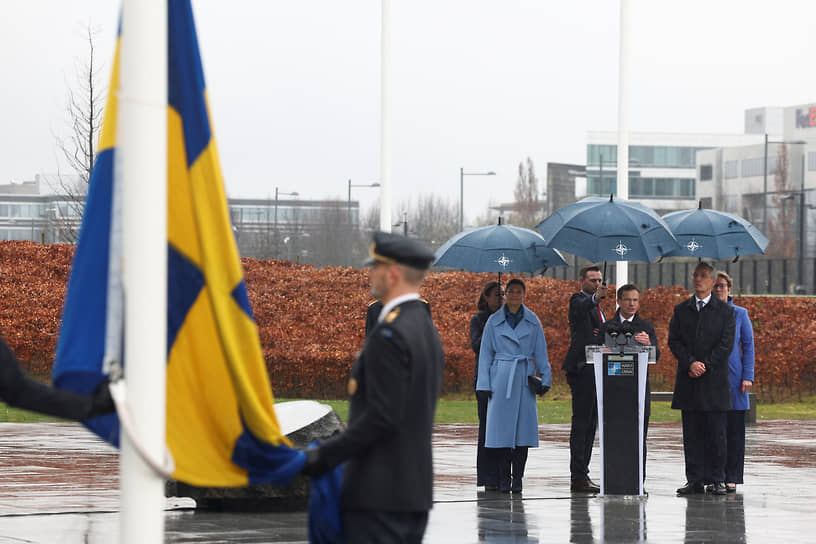 Премьер-министр Швеции Ульф Кристерссон (в центре), генсек НАТО Йенс Столтенберг и принцесса Виктория на церемонии поднятия шведского флага в штаб-квартире НАТО в Брюсселе (11 марта 2024 года)