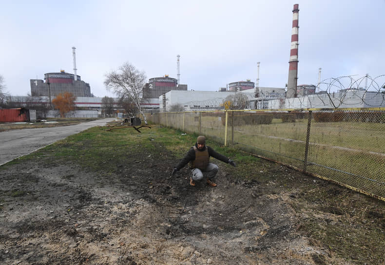 Представители Запорожской АЭС отмечают: хотя «по самой станции пока не прилетает», обстрелы близлежащей территории в последнее время заметно участились