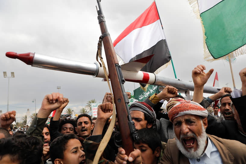 Сторонники хуситов на митинге протеста против ударов США по Йемену и израильской операции в Газе (Сана, 8 марта 2024 года)