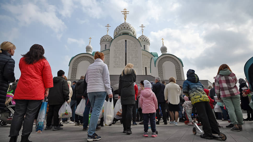 Сколько россиян считают себя православными христианами