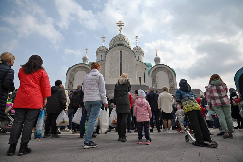 Россияне стали реже ходить в церковь, но при этом чаще постятся