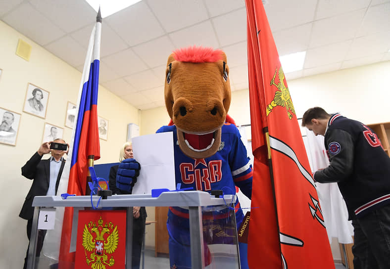Команда хоккейного клуба СКА голосовала на избирательном участке №1293 в Физико-математическом лицее №366 в Санкт-Петербурге