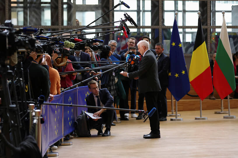 Глава европейской дипломатии Жозеп Боррель общается с журналистами на встрече глав МИДов стран ЕС в Брюсселе