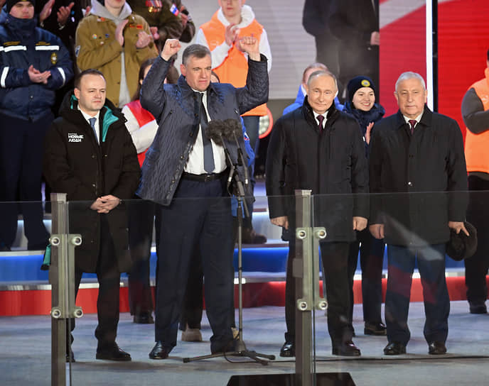 На концерте Владимир Путин и коллеги-кандидаты выступали вместе