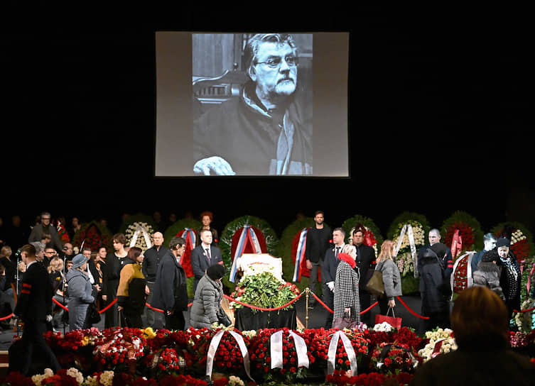Поклонники Александра Ширвиндта несколько часов возлагали цветы к его гробу