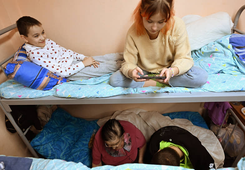 Жители Белгорода и Грайворонского городского округа, вынужденно оставившие свои дома из-за обстрелов, в спальном помещении пункта