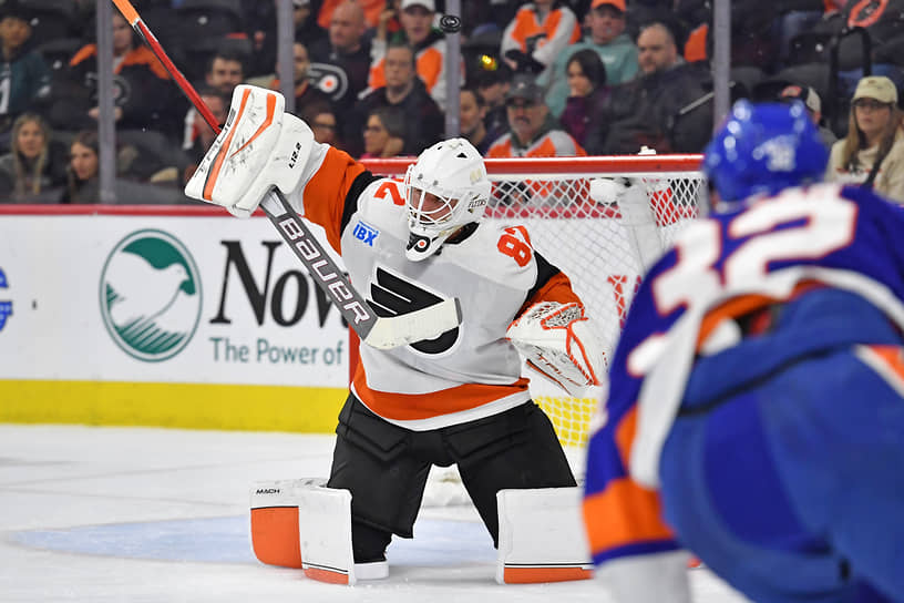 Новичок «Филадельфии» Иван Федотов достаточно уверенно провел свой дебютный матч в НХЛ против «Нью-Йорк Айлендерс», отразив 19 из 21 броска