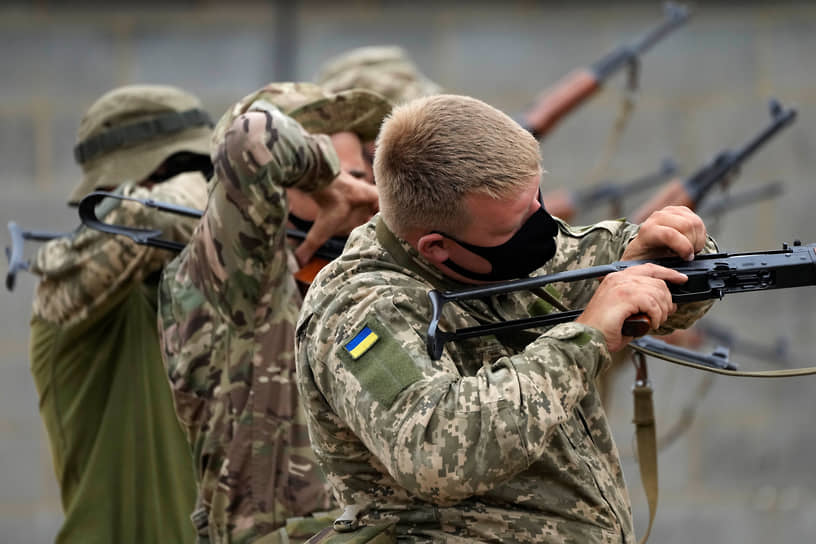 Украинские военнослужащие на занятиях по городскому бою на базе в южной Англии (август 2022 года)