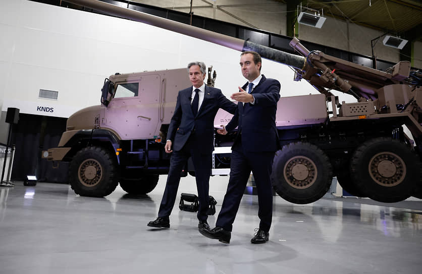Госсекретарь США Энтони Блинкен в сопровождении министра обороны Франции Себастьена Лекорню посетил военный завод Nexter в Версале