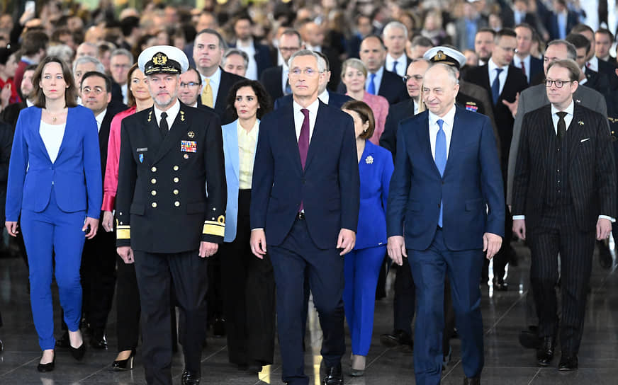 Генсек НАТО Йенс Столтенберг (в центре) в четверг торжественно объявил, что сегодня альянс «больше, сильнее и сплоченнее, чем когда-либо»
