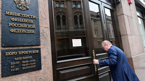 Налоги и ФНБ удержали рубль // Мониторинг валютного рынка