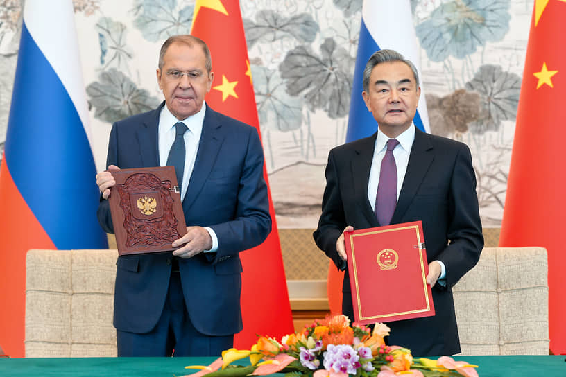 В ходе встречи в Пекине министры иностранных дел России и Китая Сергей Лавров и Ван И подписали план межмидовских консультаций на 2024 год