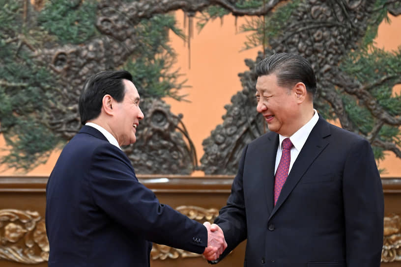 Президент Китая Си Цзиньпин (справа) и бывшему президенту Тайваня Ма Инцзю во время их встречи в Пекине, 10 апреля 2024 года