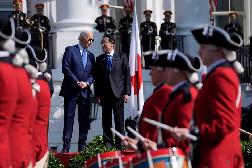 Президент США Джо Байден (слева) и премьер Японии Фумио Кисида пообещали друг другу «решительно защищать и поддерживать свободный и открытый международный порядок, основанный на верховенстве закона»