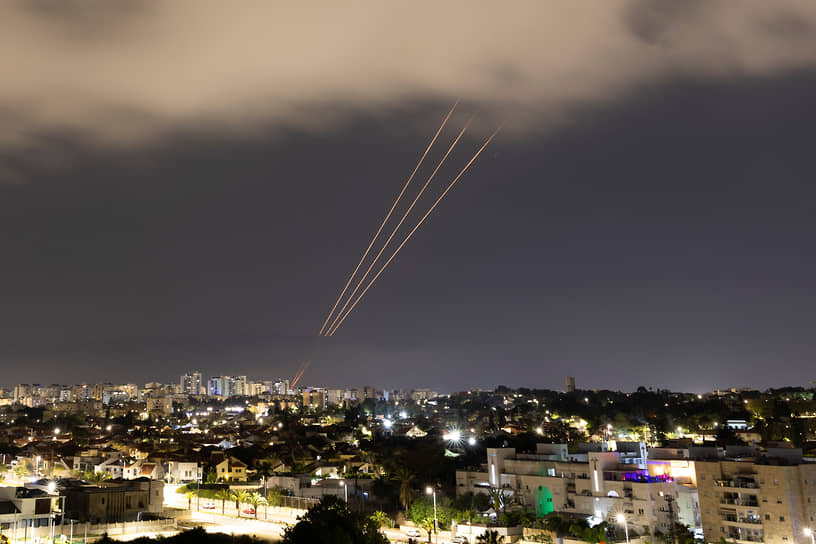 По информации СМИ, в ночь на 14 апреля по Израилю было выпущено185 ударных беспилотников Shahed-238, 36 баллистических ракет и 110 ракет класса «земля-воздух». Практически все они были сбиты