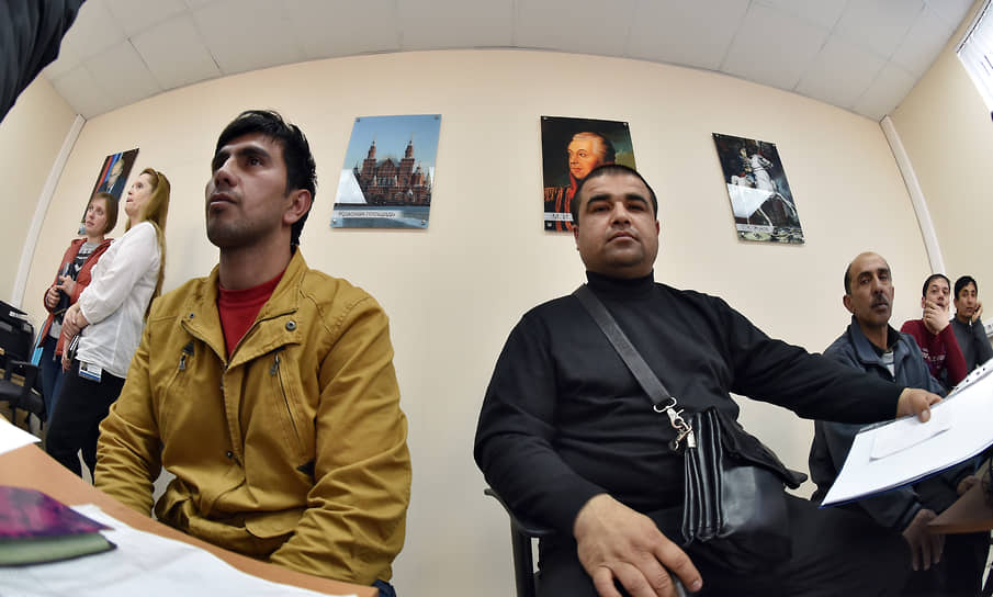 Мигрант во время сдачи теста по русскому языку. 2015 год