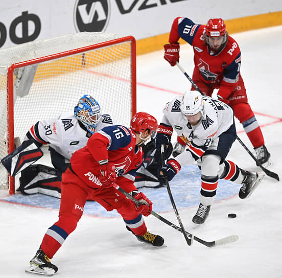 Проведя большую часть матча в атаке, хоккеисты «Локомотива» (в красной форме) все равно потерпели третье подряд поражение от «Металлурга»