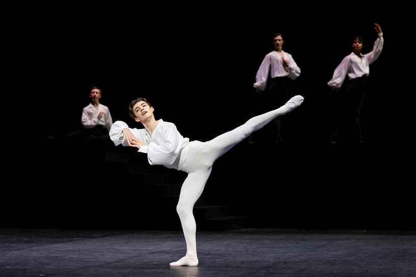 В «Сюите в белом» балетная молодежь брала не столько вышколенностью, сколько стройностью рисунка