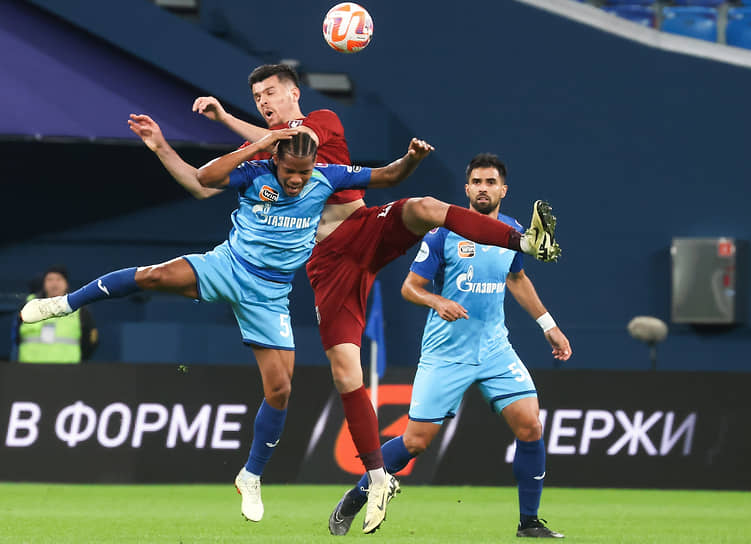 Нападающий «Рубина» Мирлинд Даку (в красной форме) стал главной звездой матча с «Зенитом», забив гол и отдав результативную передачу