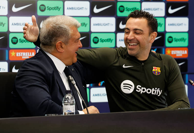 Президент «Барселоны» Жоан Лапорта (слева) и главный тренер команды Хави пришли к полному взаимопониманию