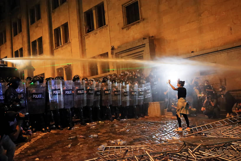 Наиболее ожесточенные столкновения между демонстрантами и полицией в ночь на 1 мая произошли на проспекте Руставели