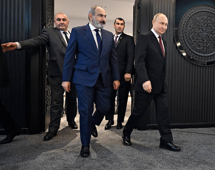 Президент России Владимир Путин (справа) и премьер-министр Армении Никол Пашинян (второй слева) перед началом заседания совета Организации Договора о коллективной безопасности (ноябрь 2022 года)