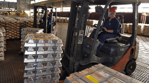 Российский алюминий съезжает из Лондона // За апрель со складов LME выведено 195 тыс. тонн металла