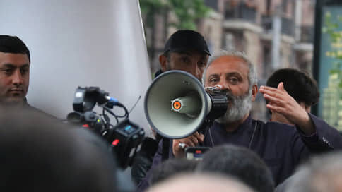 Поприходный налог // На фоне протестов во главе со священником армянские власти пригрозили церкви карами