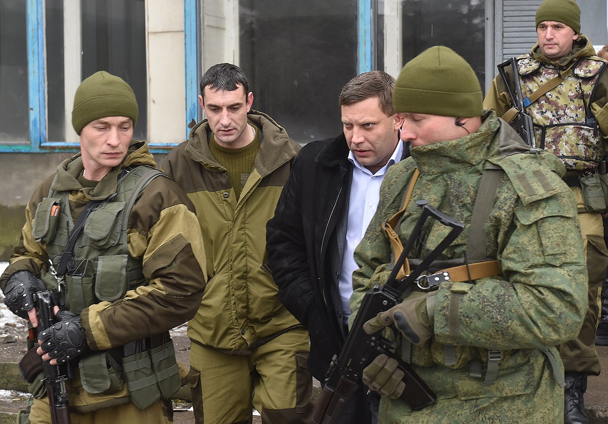 Лидерам сепаратистов (на фото в центре Александр Захарченко) воевать пока проще, чем вести переговоры