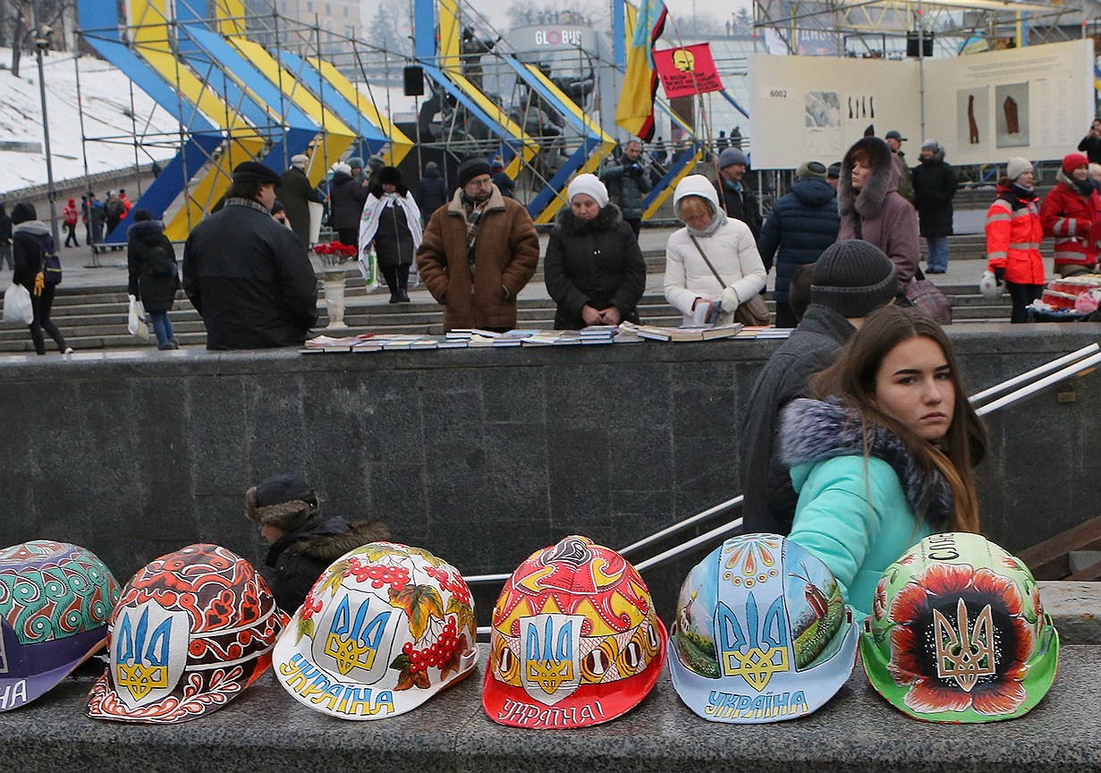 В феврале в Киеве громили банки с российскими названиями (несмотря на то что работают и обслуживаются в них жители Украины), а также проводили акцию в память погибших во время &quot;революции достоинства&quot;(2013-2014 годы). Майдан был украшен расписанными в те дни строительными касками 