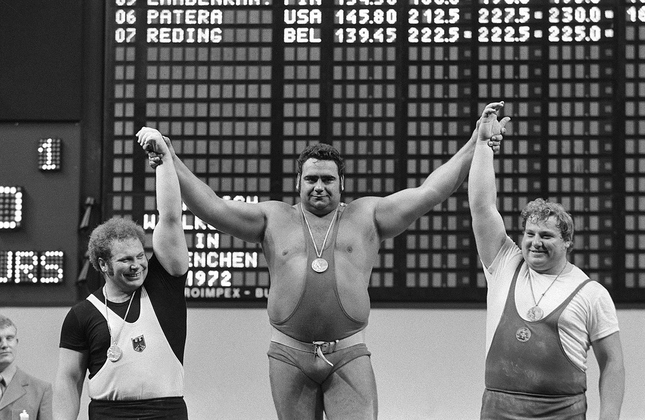В Мюнхене Советский Союз завоевал 55 золотых медалей, но эта была особой: самым сильным человеком планеты стал Василий Алексеев. Пьедестал почета он разделил с немцами -- Рудольфом Матом (серебро) и Гердом Бонком 
