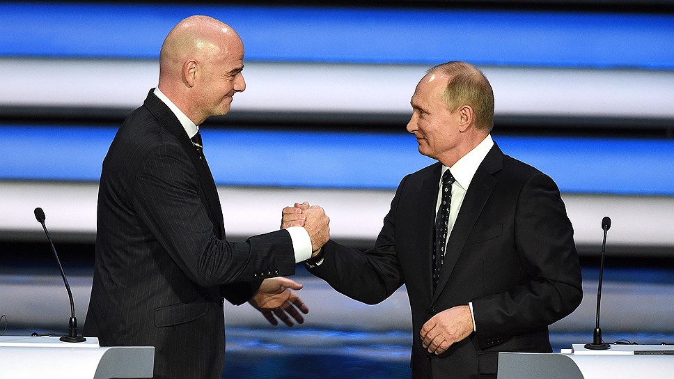У лидера российской политики и лидера мирового футбола президента UEFA за эти годы сложились прекрасные отношения. На фото: Владимир Путин и Джанни Инфантино во время жеребьевки чемпионата 

