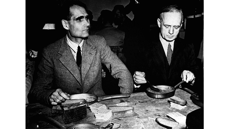 Рудольф Гесс и гитлеровский министр иностранных дел Иохим Риббентроп обедают в перерыве Нюренбергского процесса