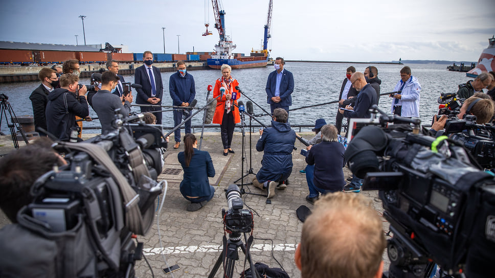 Премьер-министр земли Мекленбург—Передняя Померания Мануэла Швезиг не устает отстаивать «Северный поток-2». На фото: выступление перед журналистами в порту Мукран