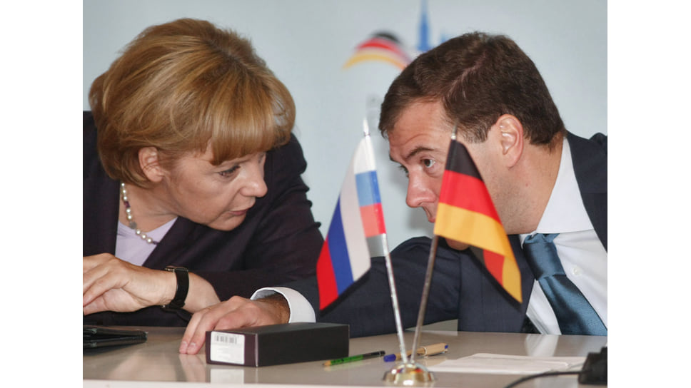 2008 год. Канцлер ФРГ Ангела Меркель и президент РФ Дмитрий Медведев на заседании форума в Санкт-Петербурге