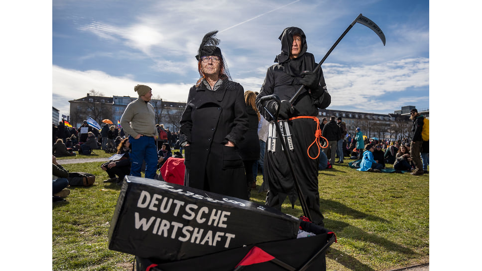 Протестующим кажется, будто COVID убивает немцев, а карантин — немецкую экономику