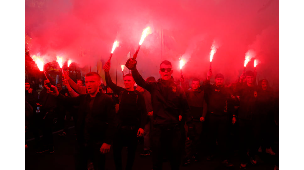 Запад. Очередное шествие подражающих нацистским шествиям молодых людей с факелами