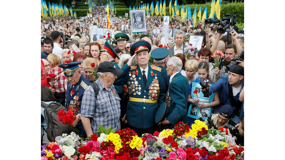 Украина. Граждане одной страны. На востоке 9 мая у Вечного огня могилы Неизвестного солдата