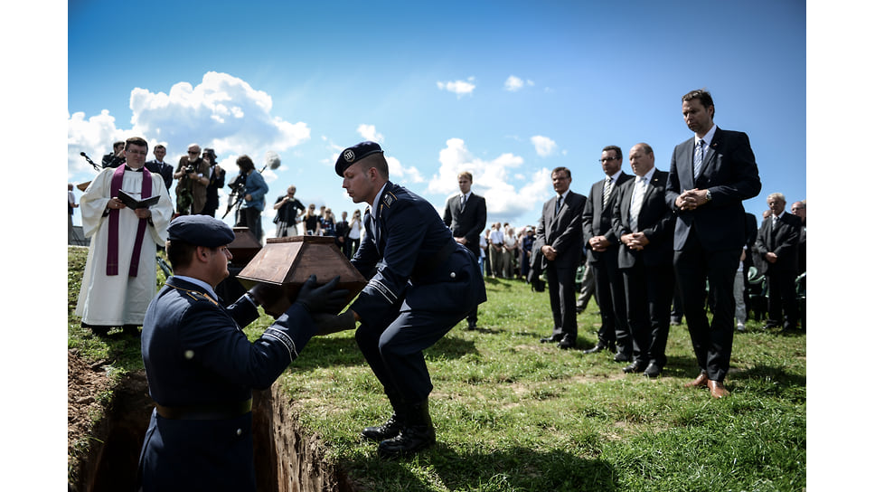 Захоронение останков солдат на кладбище для военнослужащих вермахта на территории Смоленской области у поселка Духовщина