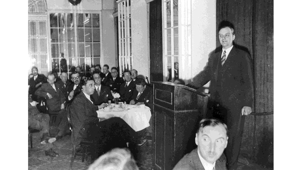 В знаменитом берлинском отеле «Адлон» один из лидеров нацистов, Альфред Розенберг, разглагольствует перед иностранной прессой