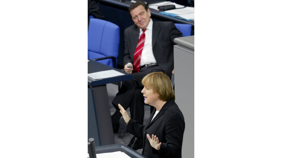 2002 год. Герхард Шрёдер с интересом наблюдал за Меркель, пока она не выиграла у него пост канцлера