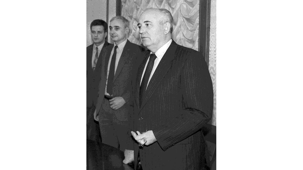 Михаил Горбачев с Андреем Грачевым (в центре) на одной из встреч