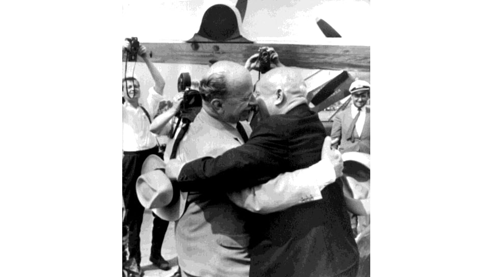 Хрущев не хотел выпускать из своих объятий ни ГДР, ни ее лидера Вальтера Ульбрихта. На фото: прощание в заключение визита советского генсека в ГДР в 1957 году